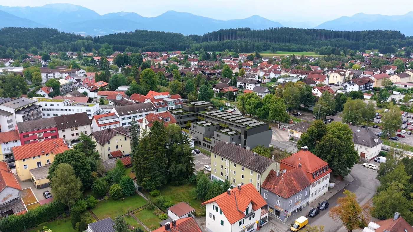 Luftbild: CityHubP39 im Stadtgefüge von Penzberg, dahinter das Voralpenland